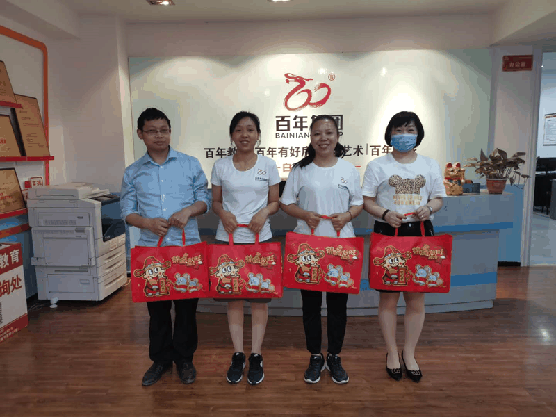 百年集團(tuán)為員工子女發(fā)放“六一”禮物，祝愿所有的孩子兒童節(jié)快樂！