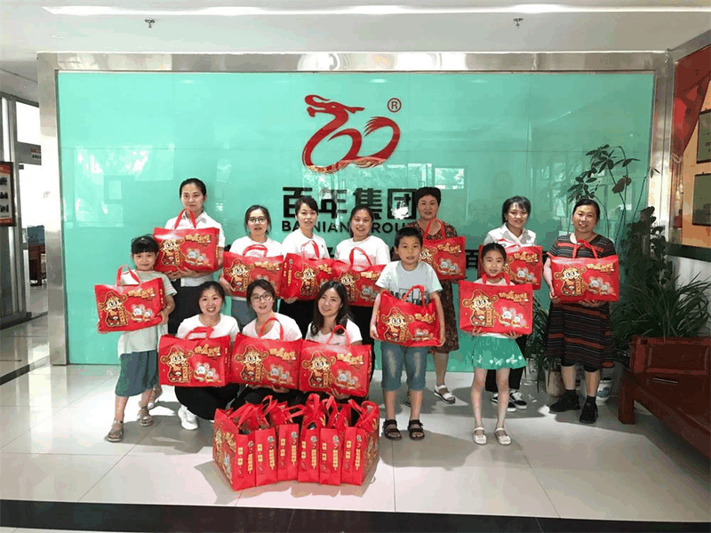 百年集團(tuán)為員工子女發(fā)放“六一”禮物，祝愿所有的孩子兒童節(jié)快樂！